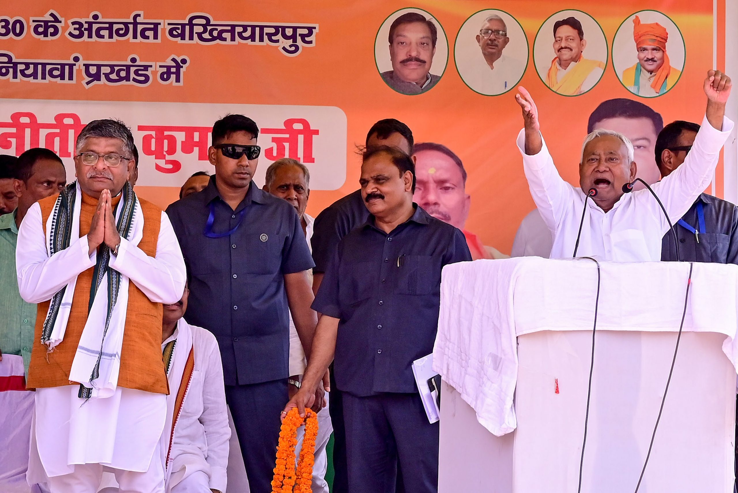 सहयोगी ने कहा, चुनाव प्रचार के दौरान नीतीश कुमार के हेलिकॉप्टर का ईंधन खत्म हो गया