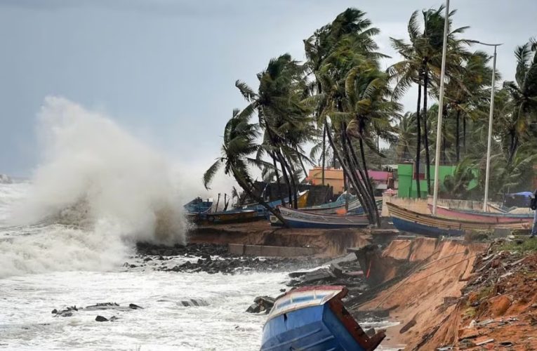 🌪️ चक्रवात ‘मोन्था’ का असर: उड़ानों और ट्रेनों पर पड़ा व्यापक प्रभाव