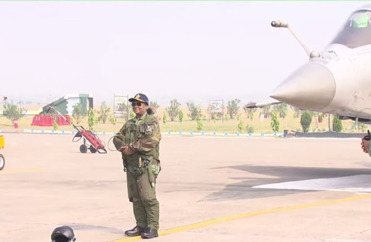 राष्ट्रपति द्रौपदी मुर्मू ने राफेल लड़ाकू विमान में भरी ऐतिहासिक उड़ान