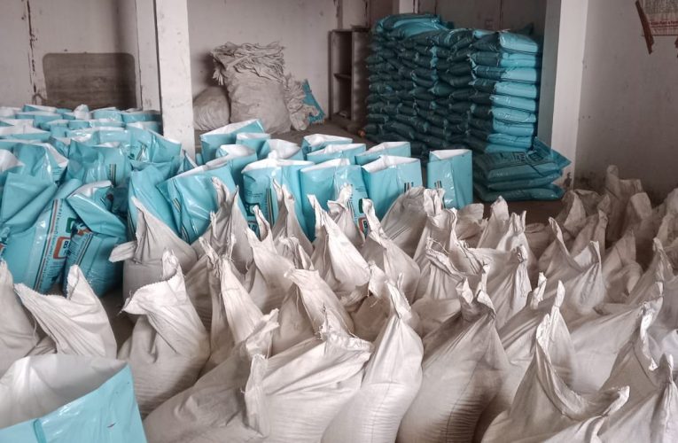 बिजनौर में पकड़ी गई नकली खाद बनाने की फैक्ट्री एसडीएम सदर व उप कृषि निदेशक की टीम ने मारा छापा