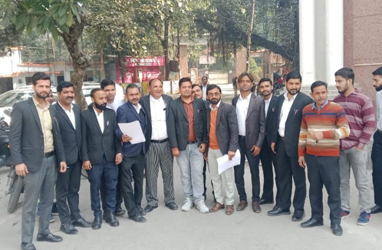 “गंगा एक्सप्रेस वे को बिजनौर से निकालने की मांग, वकीलों ने डीएम को सौंपा ज्ञापन”