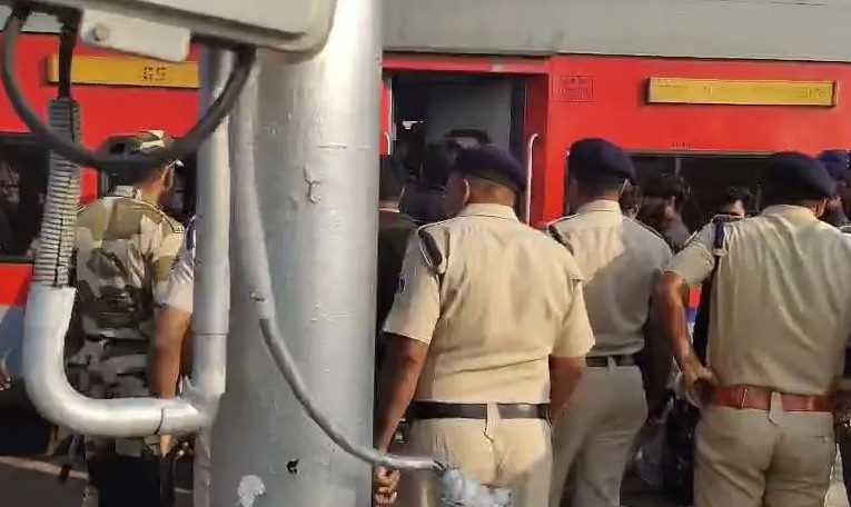 लाल किला धमाके के बाद महानगरी एक्सप्रेस में मिला धमकी भरा संदेश, महाराष्ट्र के रेलवे स्टेशनों पर हाई अलर्ट