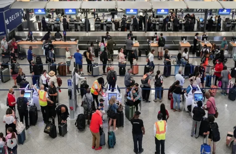 अमेरिका में सरकारी शटडाउन से हवाई सेवाएं चरमराईं, अंतरराष्ट्रीय स्तर पर असर