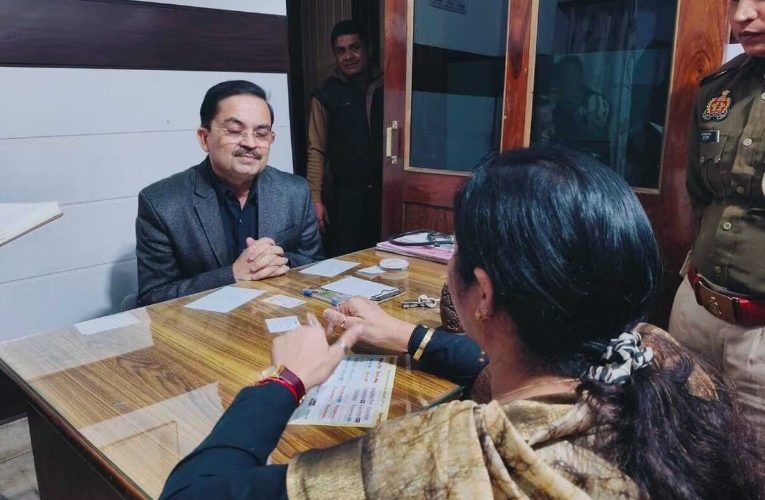 “बिजनौर में निजी अस्पताल में प्रैक्टिस करते पकड़े गए मुजफ्फरनगर सीएमओ , टीम पहुंचते ही बाथरूम में छिपे”