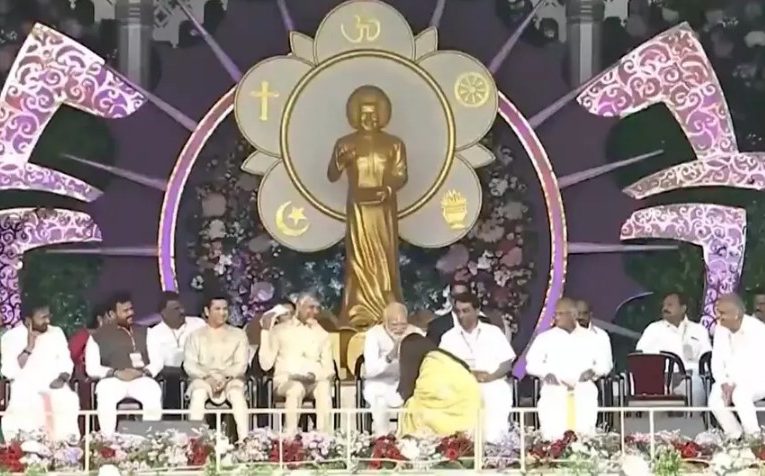 सत्य साई बाबा शताब्दी समारोह: पीएम मोदी बोले – यह वर्ष दिव्य वरदान, पुट्टपर्थी में भव्य आयोजन, ऐश्वर्या राय ने पीएम के चरण स्पर्श किए, सचिन तेंदुलकर भी पहुंचे