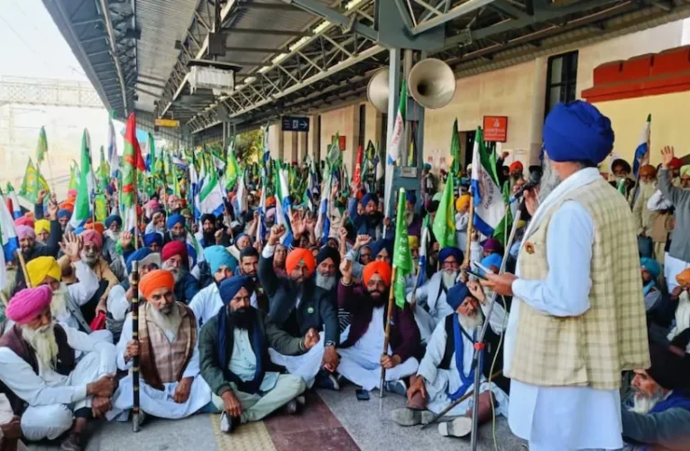 “पंजाब में किसानों का रेल रोको आंदोलन: 19 जिलों में ट्रैक जाम”