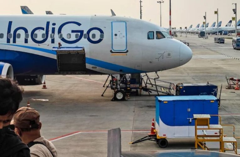 IndiGo संकट: बेंगलुरु, हैदराबाद और दिल्ली में सैकड़ों उड़ानें रद्द, DGCA ने शेड्यूल में कटौती की