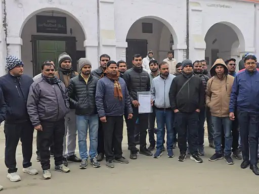 बिजनौर में जूनियर इंजीनियरों का प्रदर्शन, परीक्षा ड्यूटी से मुक्ति की मांग