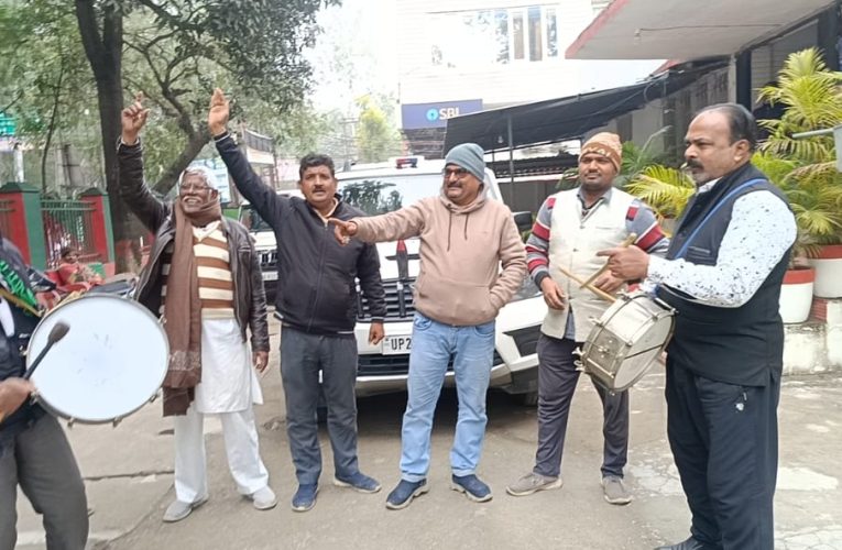 मेरठ-पौड़ी हाईवे विवाद : वन विभाग के एसडीओ ज्ञान सिंह निलंबित ढोल नगाड़े बजाकर खुशी मनाई