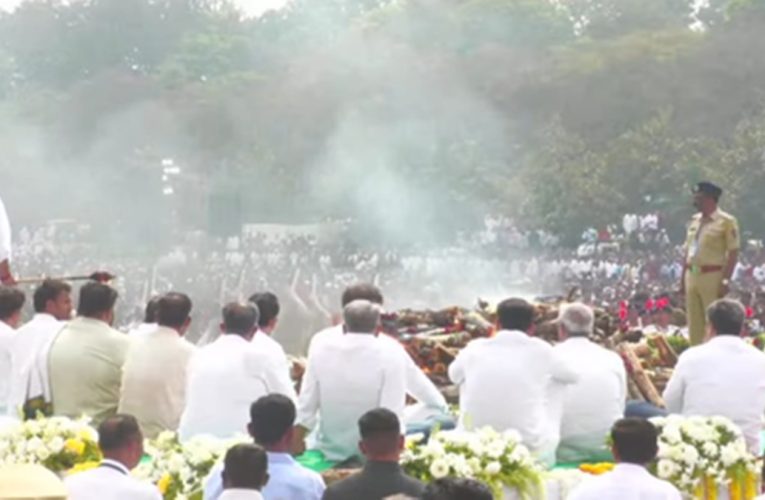महाराष्ट्र के उपमुख्यमंत्री अजित पवार पंचतत्व में विलीन, राजकीय सम्मान के साथ अंतिम संस्कार
