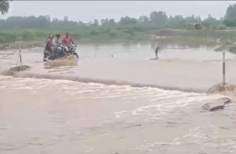 बिजनौर में मालन नदी का कहर: चार गांव जलमग्न, ग्रामीण तटबंध पर शरण लेने को मजबूर