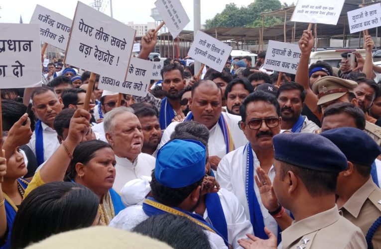 जंतर-मंतर के छात्रों पर किये गये लाठीचार्ज की गूंज बिजनौर पहुंची, आसपा-भीम आर्मी ने किया प्रदर्शन