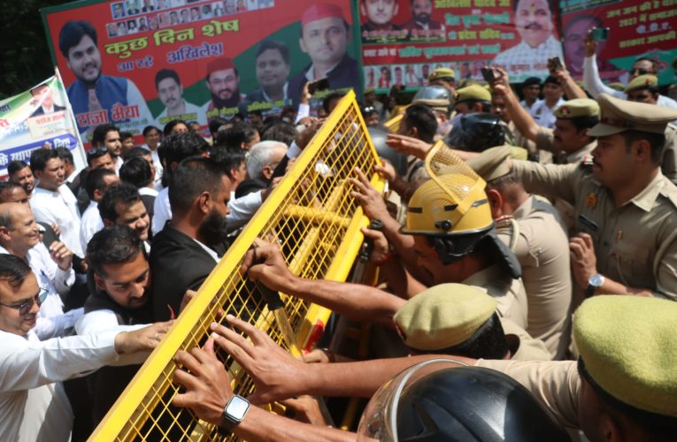 बिजनौर में हाईकोर्ट बेंच की मांग को लेकर अधिवक्ताओं की न्याय यात्रा, बैरिकेडिंग हटाकर कलेक्ट्रेट पहुंचे वकील